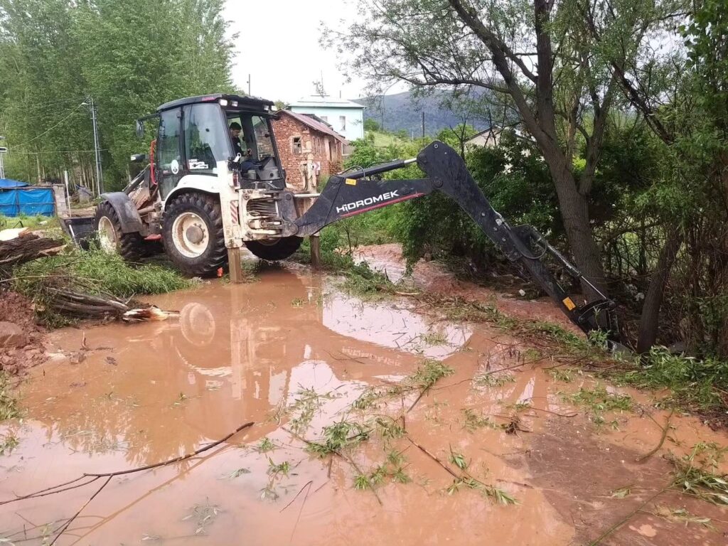 DERBENT BELEDİYESİ EKİPLERİ ÇALIŞMALARA DEVAM EDİYOR