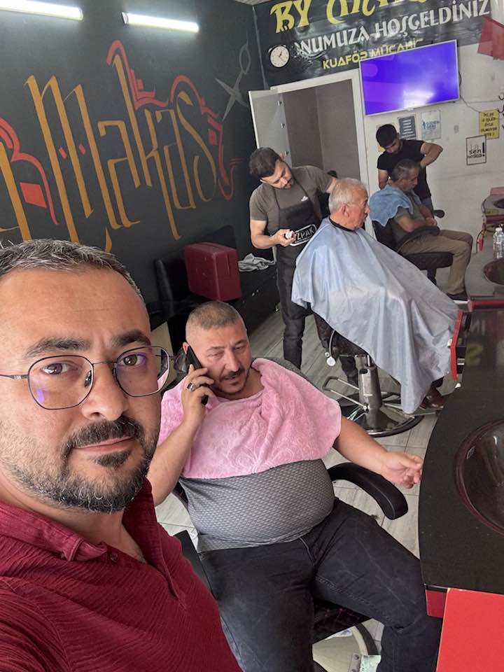 Berberler ve kuaförlerde bayram yoğunluğu: Mesaileri gece yarısına kadar uzadı