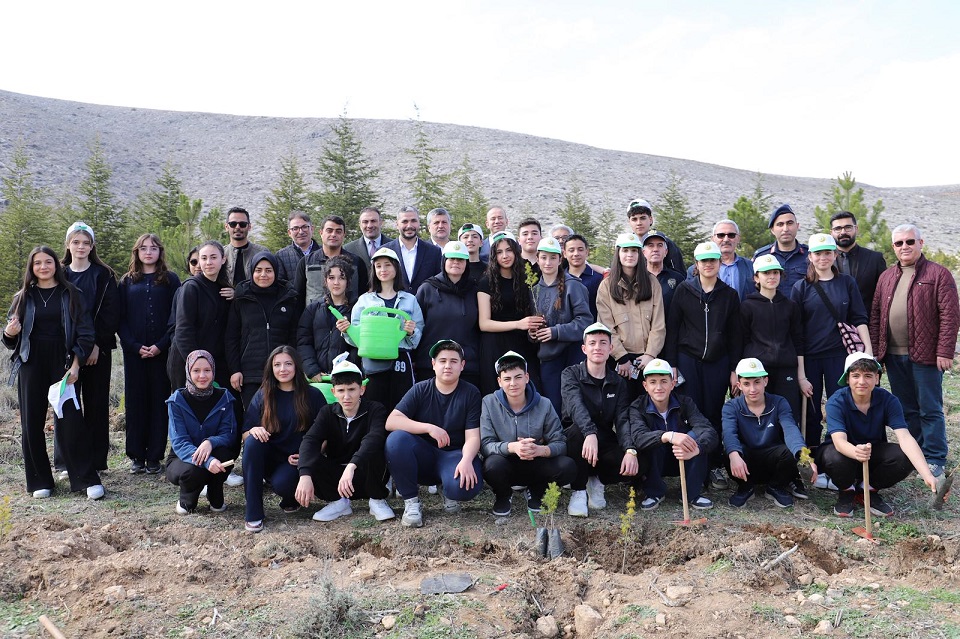 llgın’da Orman Haftası Coşkusu:  Kale Mahallesi’nde Yüzlerce Fidan Toprakla Buluştu