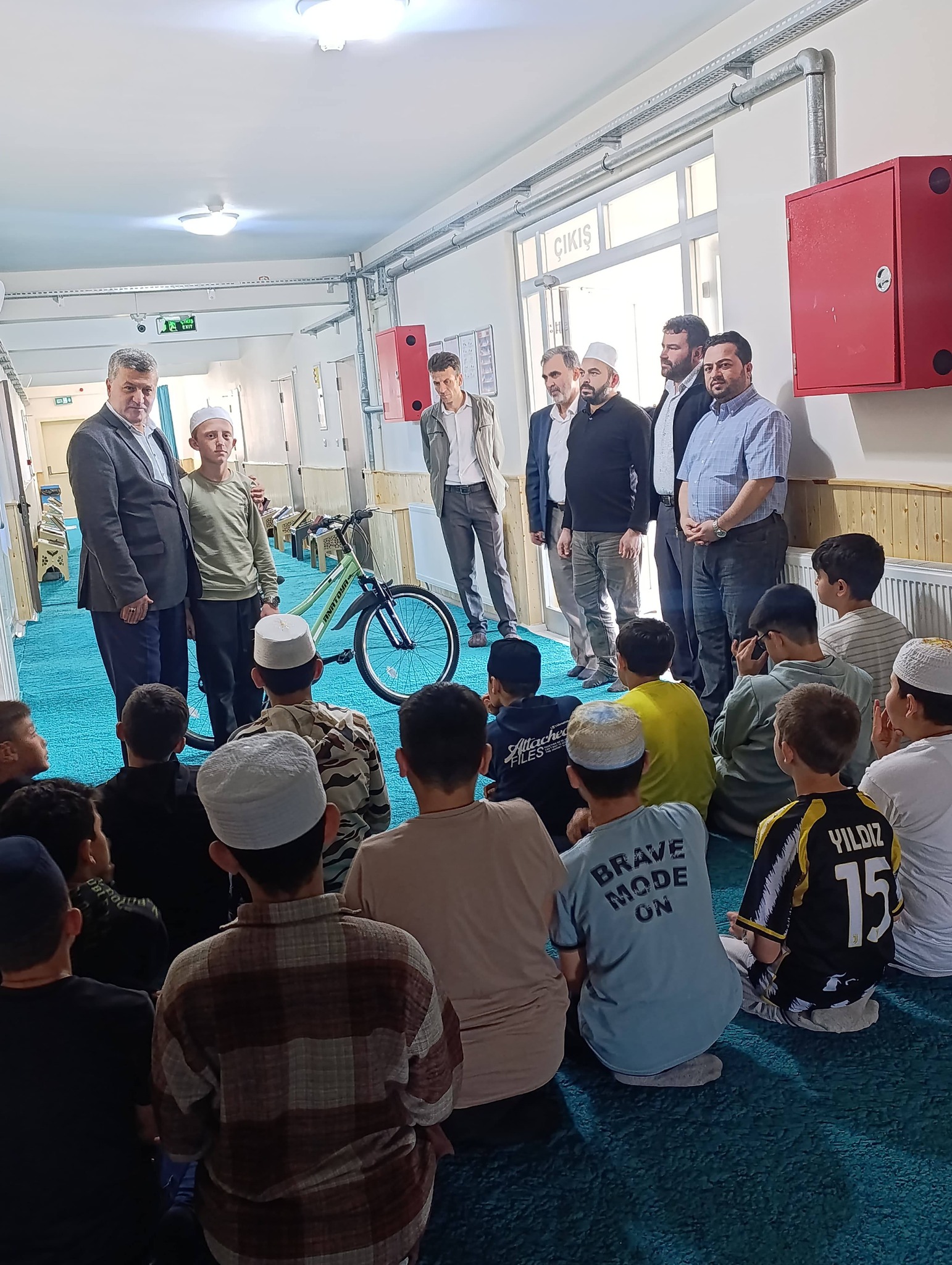 Kur’an’a Adanmış Bir Ömrün İlk Mükâfatı: Hafızlık Yolcusuna Anlamlı Hediye