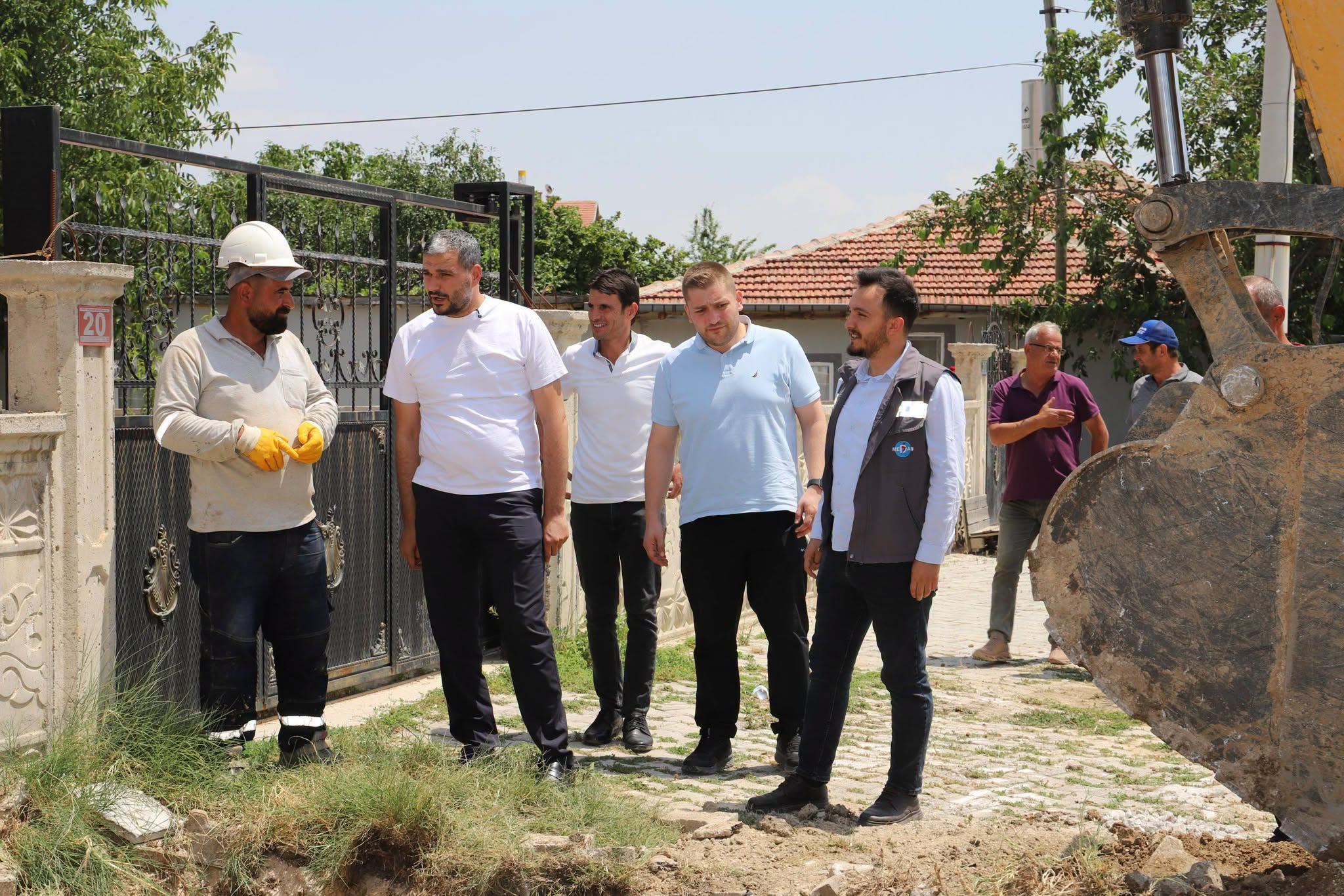Başkan Ömer Apil Mahalle Mahalle Sahada! Vatandaşın Talebini Yerinde Dinledi